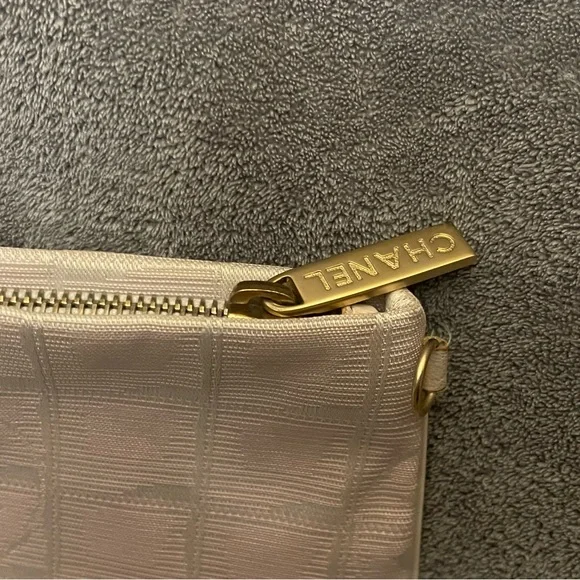 🚫SOLD🚫 CHANEL FABRIC CLUTCH HOLOGRAM INTACT - Picture 2 of 14